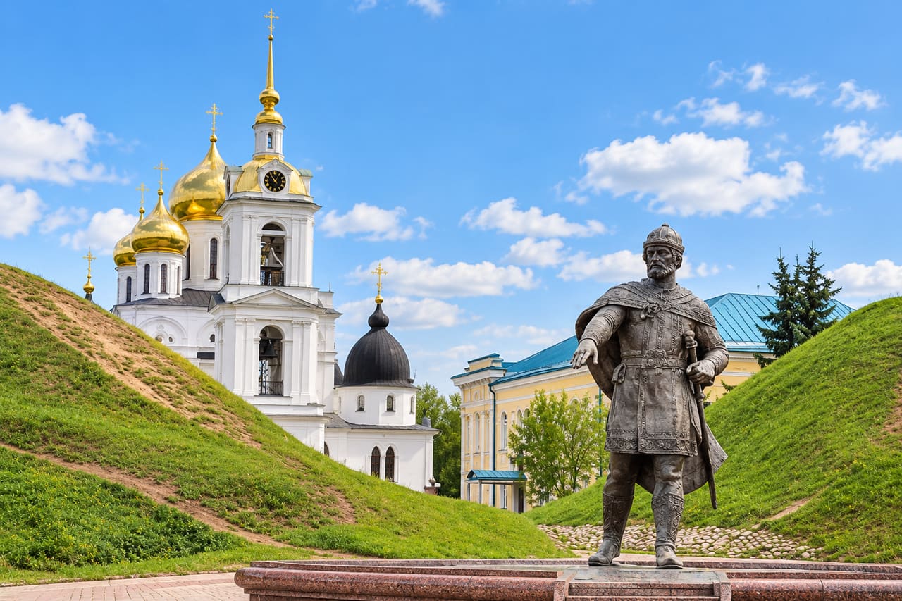 Земляные валы Дмитровского кремля и белый собор