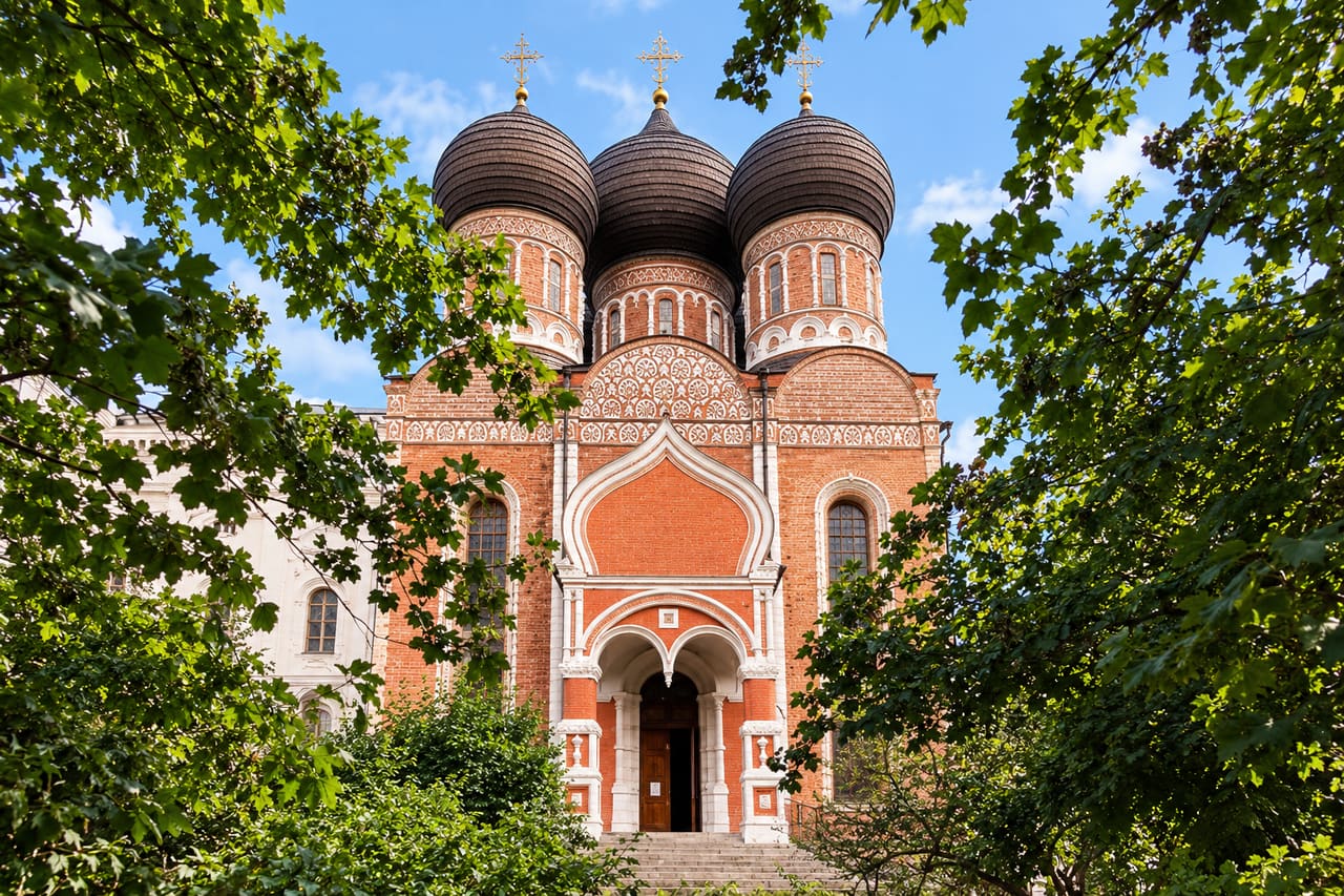 Исторические здания Измайловского острова среди зелени