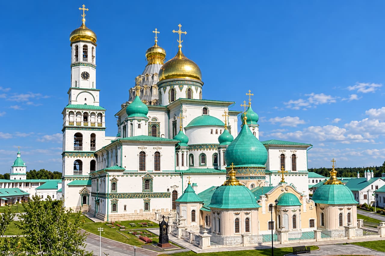 Светлый Воскресенский собор Нового Иерусалима с зелёными куполами