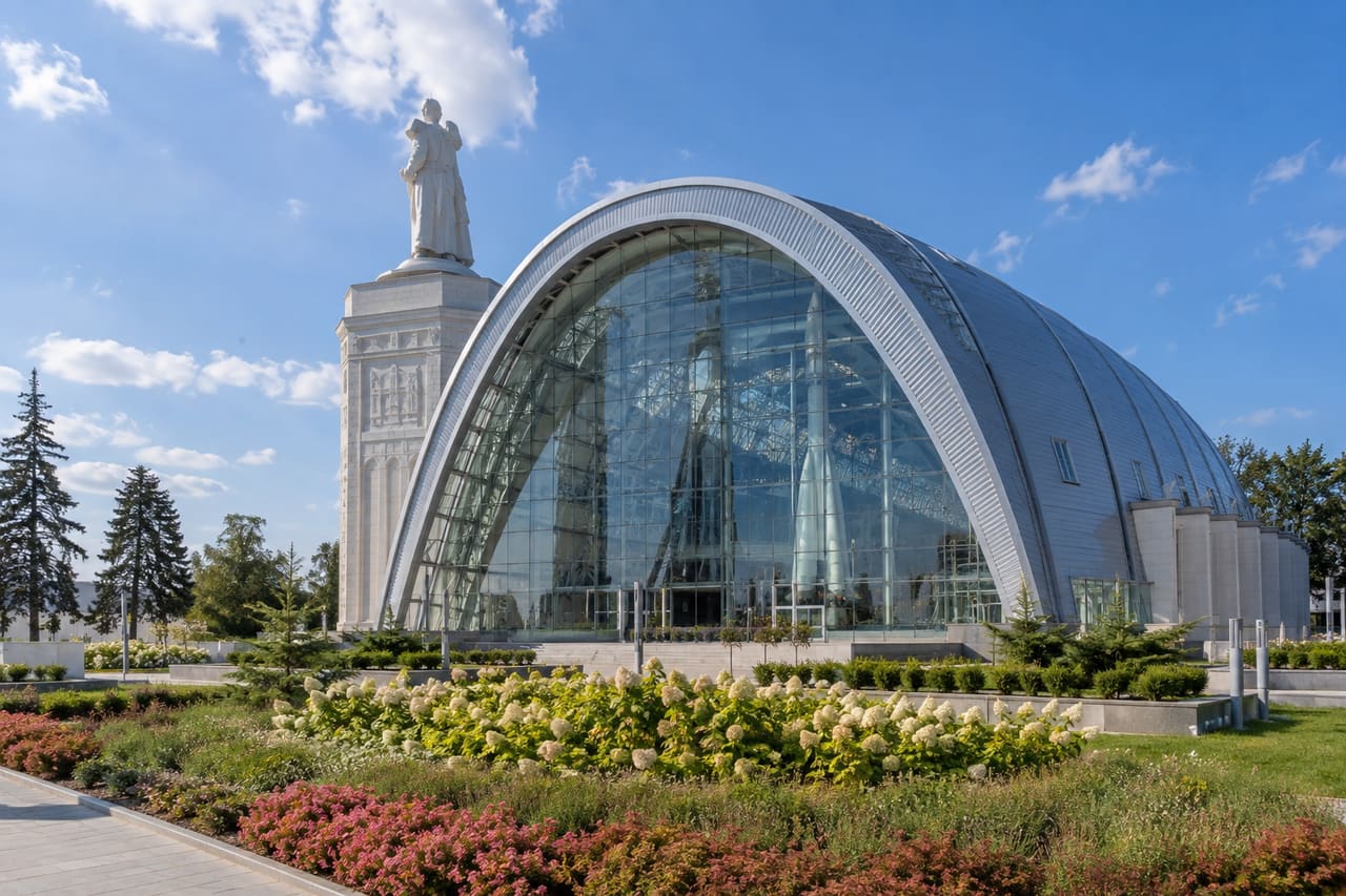 Стеклянный арочный фасад павильона Космос на ВДНХ
