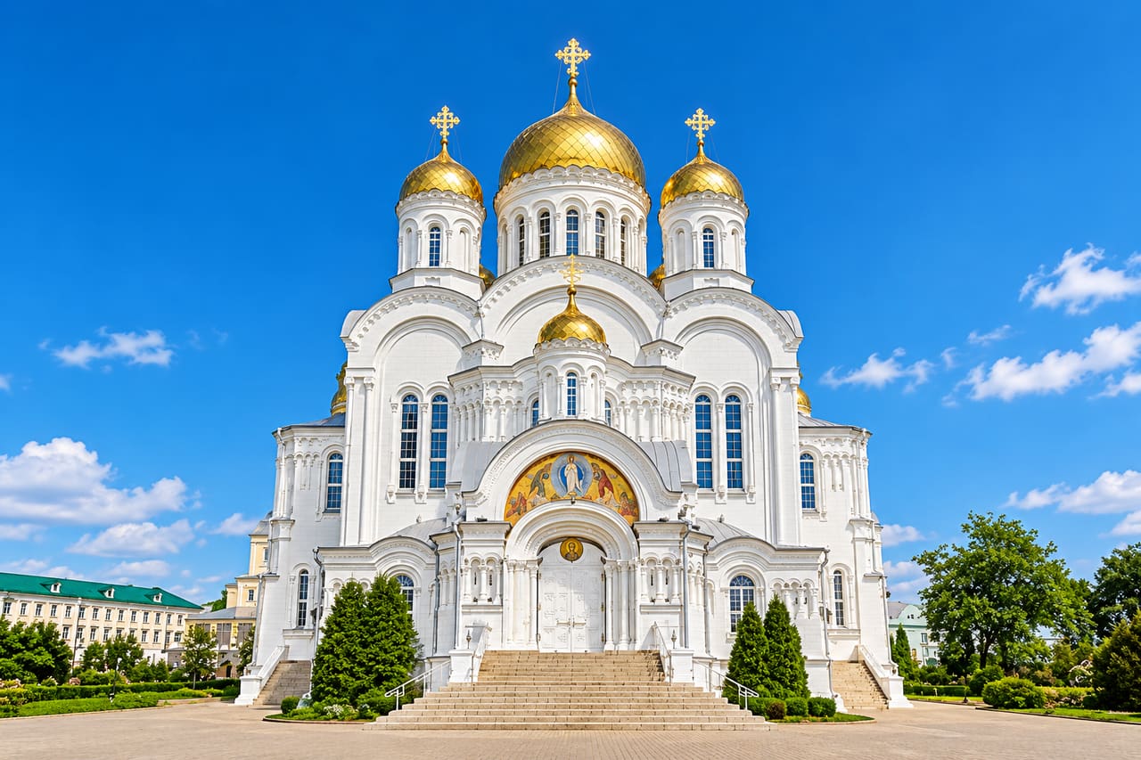 Белые соборы и зелёная территория Дивеевского монастыря