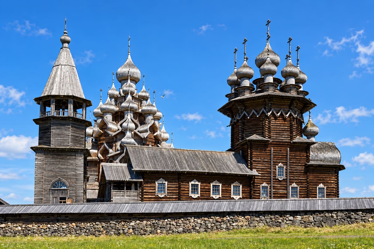 Деревянный храм и ландшафт острова Кижи