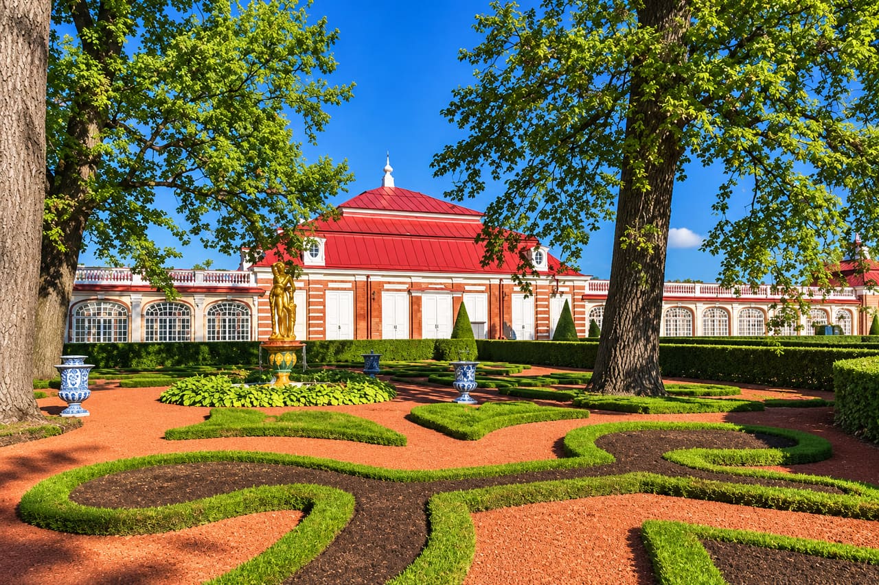 Дворец Монплезир с красной кровлей у зелёного сада